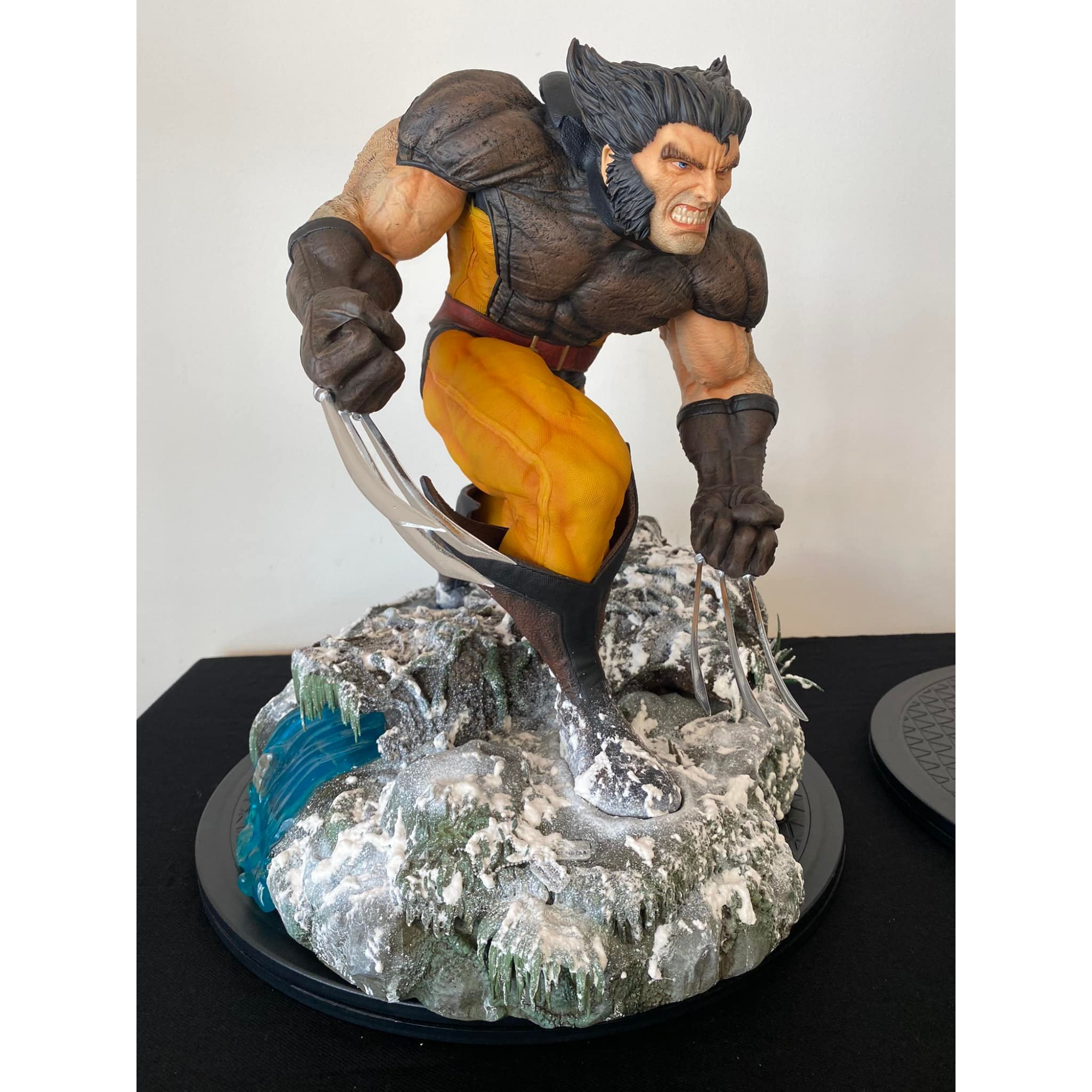 TigerJ Brown Wolverine Hunter 1/4 scale Statue + Busto + Name plate  - Movie Freaks Collectibles