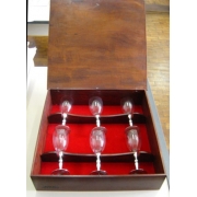 Conjunto de taças / cálices de vinho branco em caixa de madeira (CNJ039)