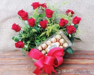Arranjo de 12 rosas  com Ferrero Rocher