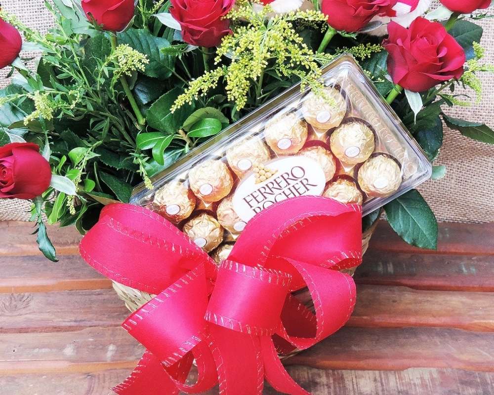 Arranjo de 12 rosas  com Ferrero Rocher