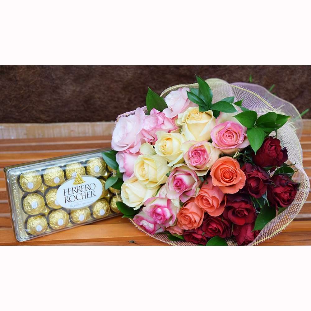 Buquê de 24 Rosas Coloridas com Ferrero Rocher