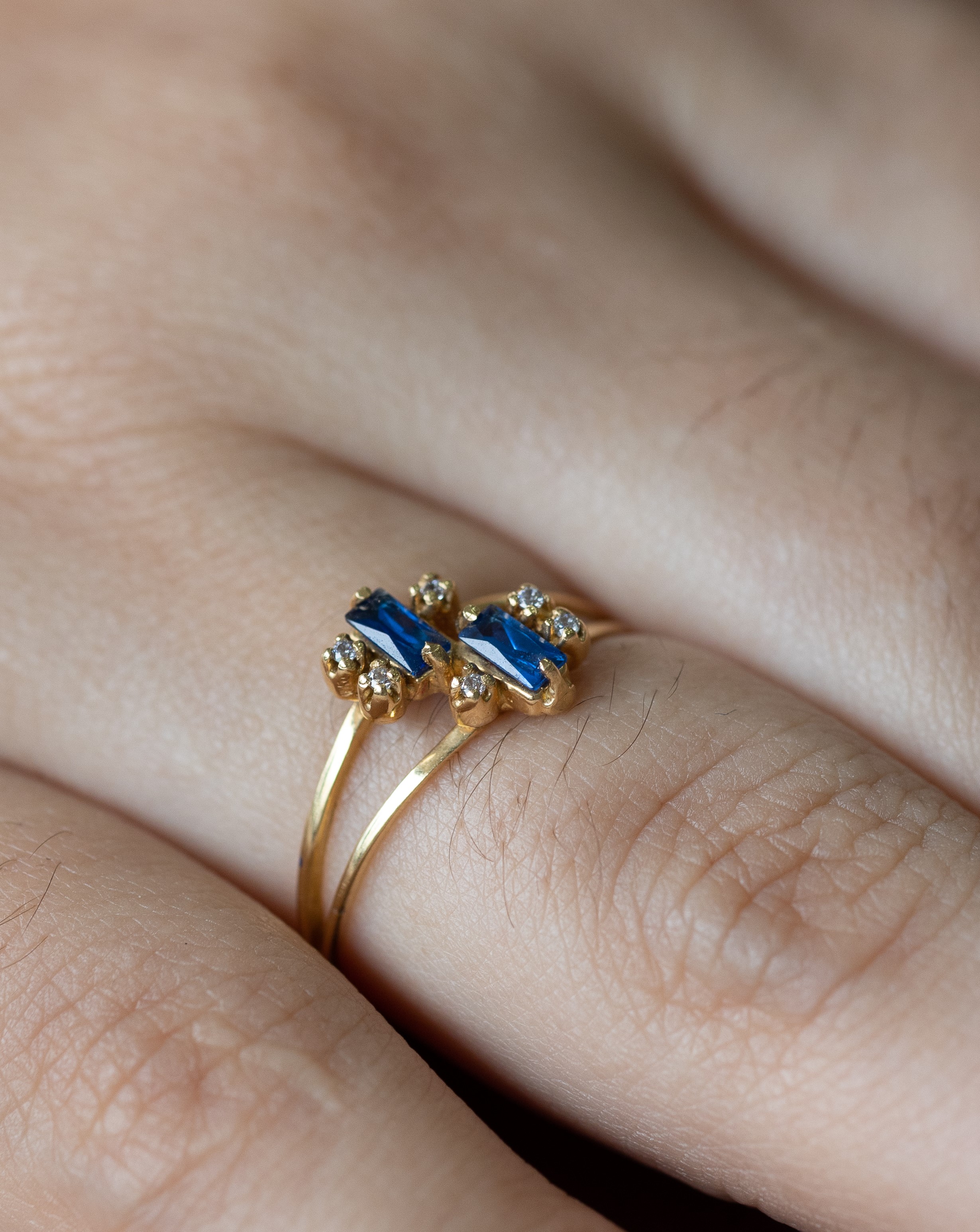anel de formatura com duas pedras azuis