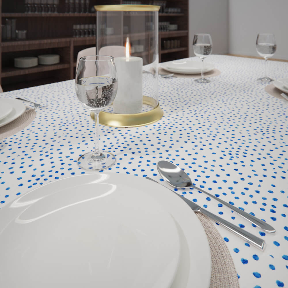 toalha de mesa retangular branco com azul poá em embiente de mesa posta