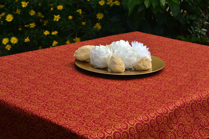 toalha de mesa vermelha com estampa dourada