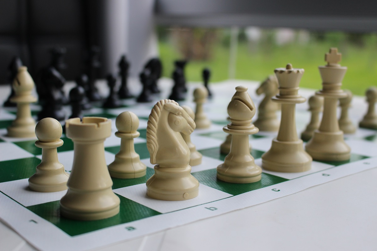Peças de xadrez Staunton com tabuleiro - rei 8,7 cm