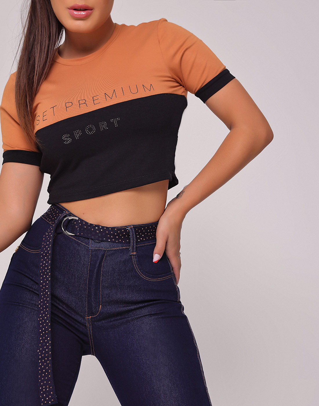 T-Shirt Cropped Basic Line Caramelo Set Jeans
