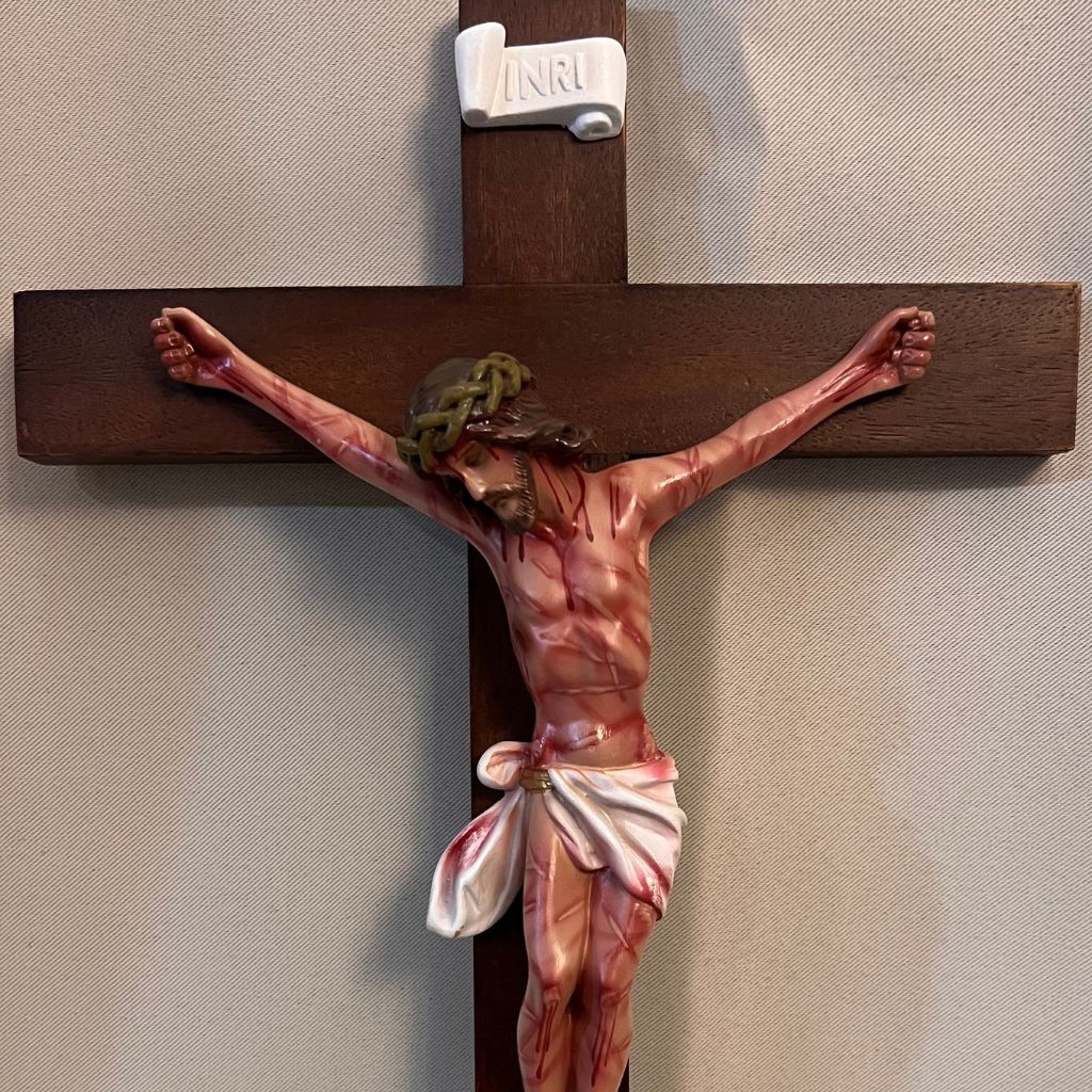 Crucifixo de Parede em Madeira e Resina 35cm