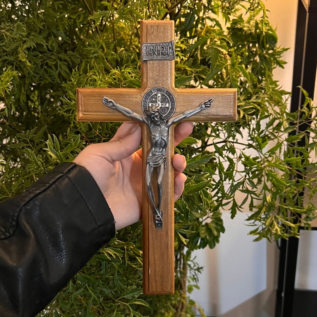 Crucifixo de Parede Medalha de São Bento em Madeira e Ônix 26cm