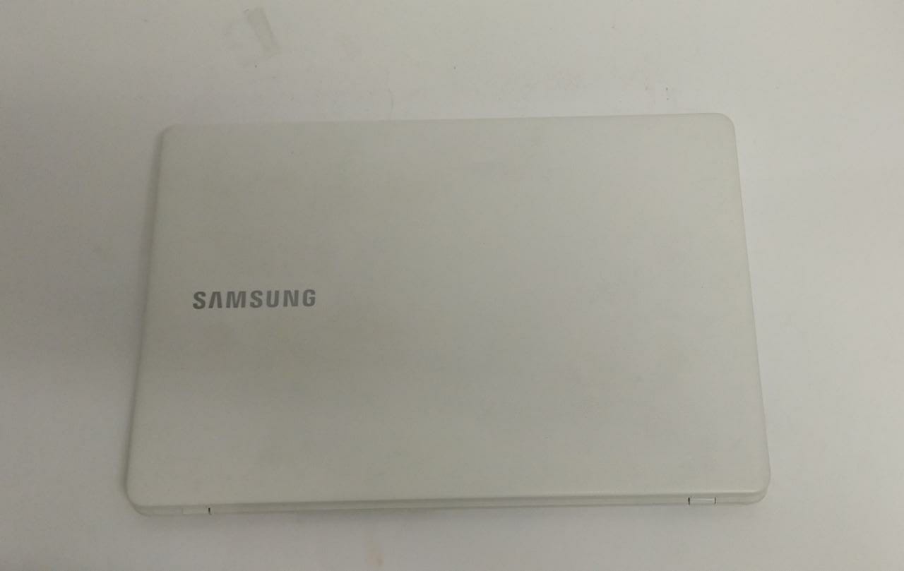 Notebook SAMSUNG NP300E5M Core i5 7ª 8GB RAM HD 1TB Usado