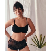 Conjunto lingerie sutiã de renda sem bojo calcinha de renda preta - Carina + Iolanda