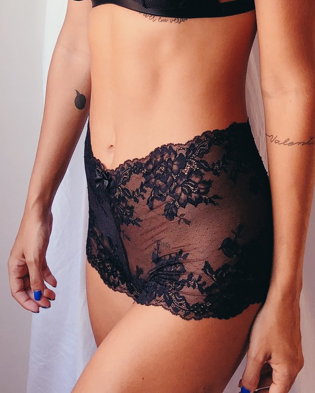 Conjunto lingerie sutiã amamentação de renda e calcinha de renda na cor preto - Iolanda