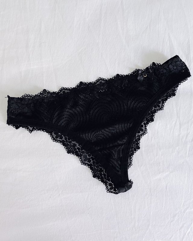 Conjunto lingerie sutiã de renda com aro sem bojo e calcinha de renda cor preta - Mireli