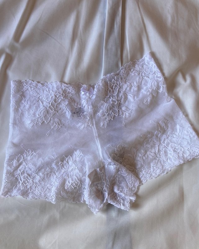 Conjunto lingerie sutiã de renda com aro e calcinha de renda na cor branca - Joelma + Gerarda