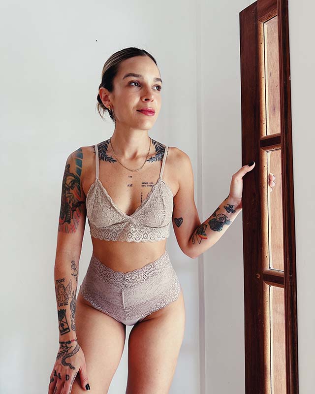 Conjunto lingerie de renda bege top triângulo e calcinha cintura alta malha e renda vovó Vaninha + Zaira