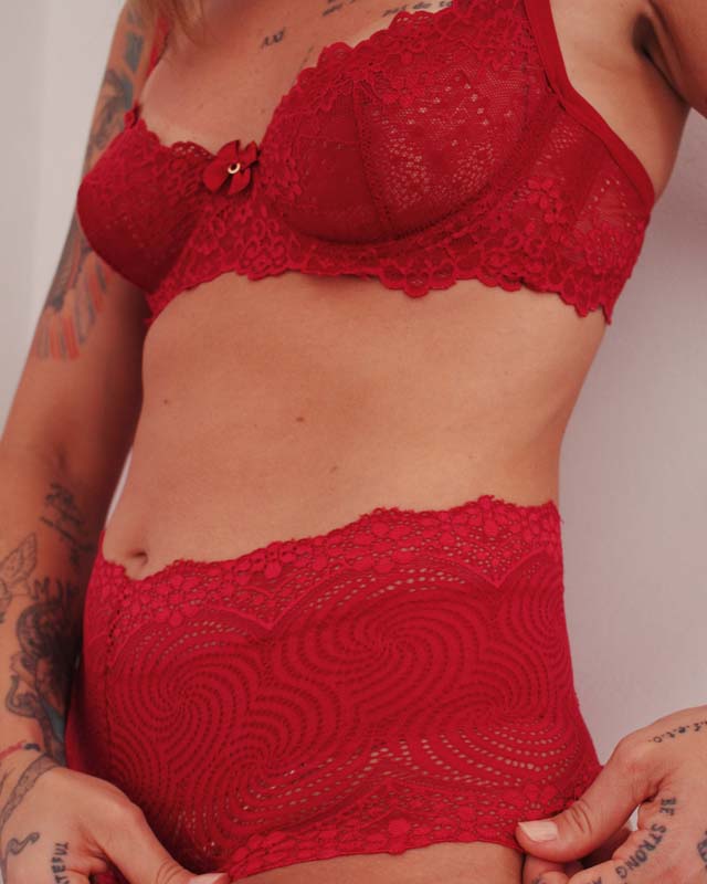 Conjunto lingerie vermelha top renda com aro + calcinha cintura alta Vovó Norvinda + Dorote