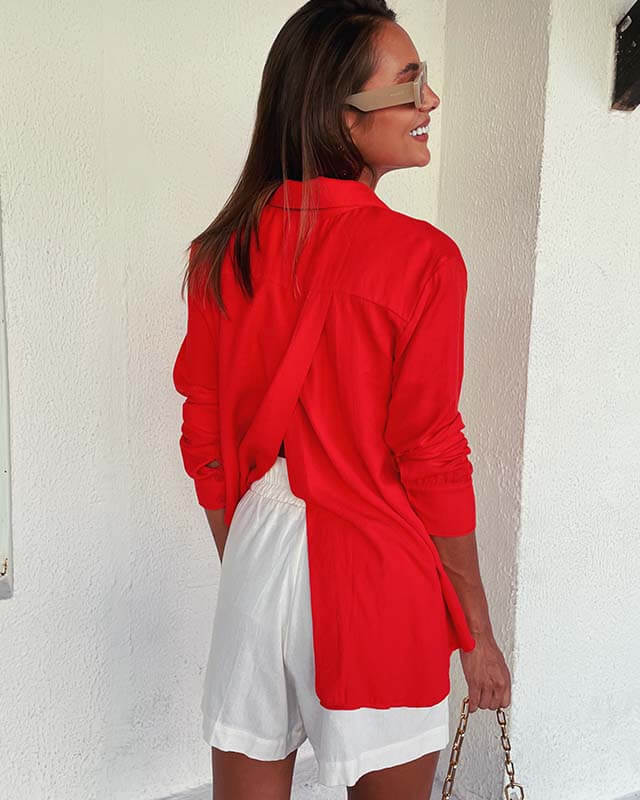 Conjunto Camisa vermelha alongada com botões e abertura nas costas  Short cintura alta e cós de elástico branco da off white - Magali + Minari