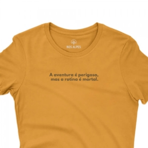 Camiseta Feminina A Aventura É Perigosa, Mas A Rotina É Mortal