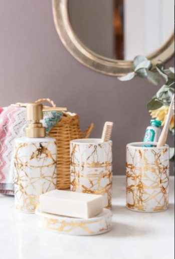 Kit para banheiro em cerâmica na cor branco com detalhes dourado
