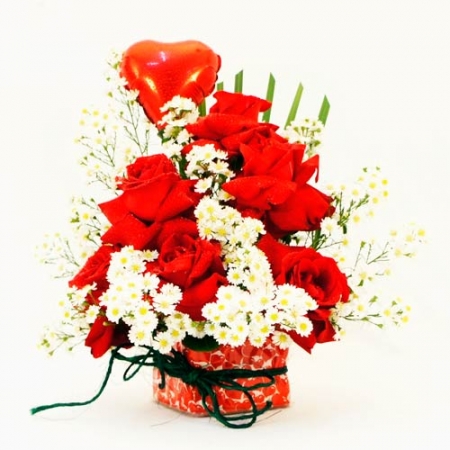 Buquê c/06 Rosas Vermelhas e Flores Branca - Puro Amor
