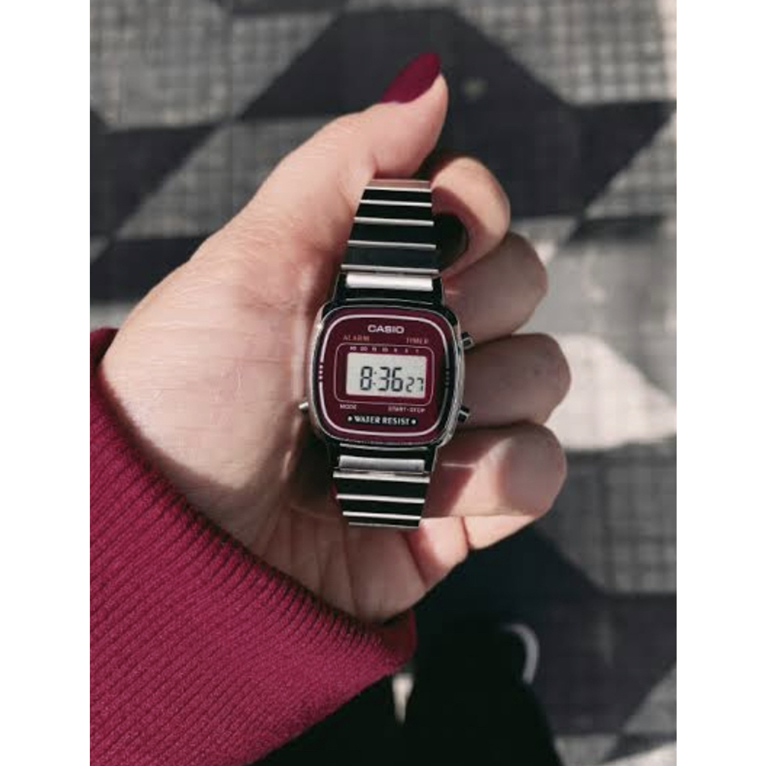 Relógio Casio Feminino Vintage Digital LA670WA-4DF Prata Mostrador Vermelho