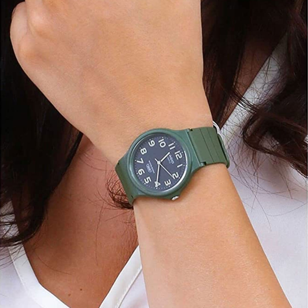 Relógio CASIO Unissex Verde Com Mostrador Preto MQ-24UC-3BDF Standard