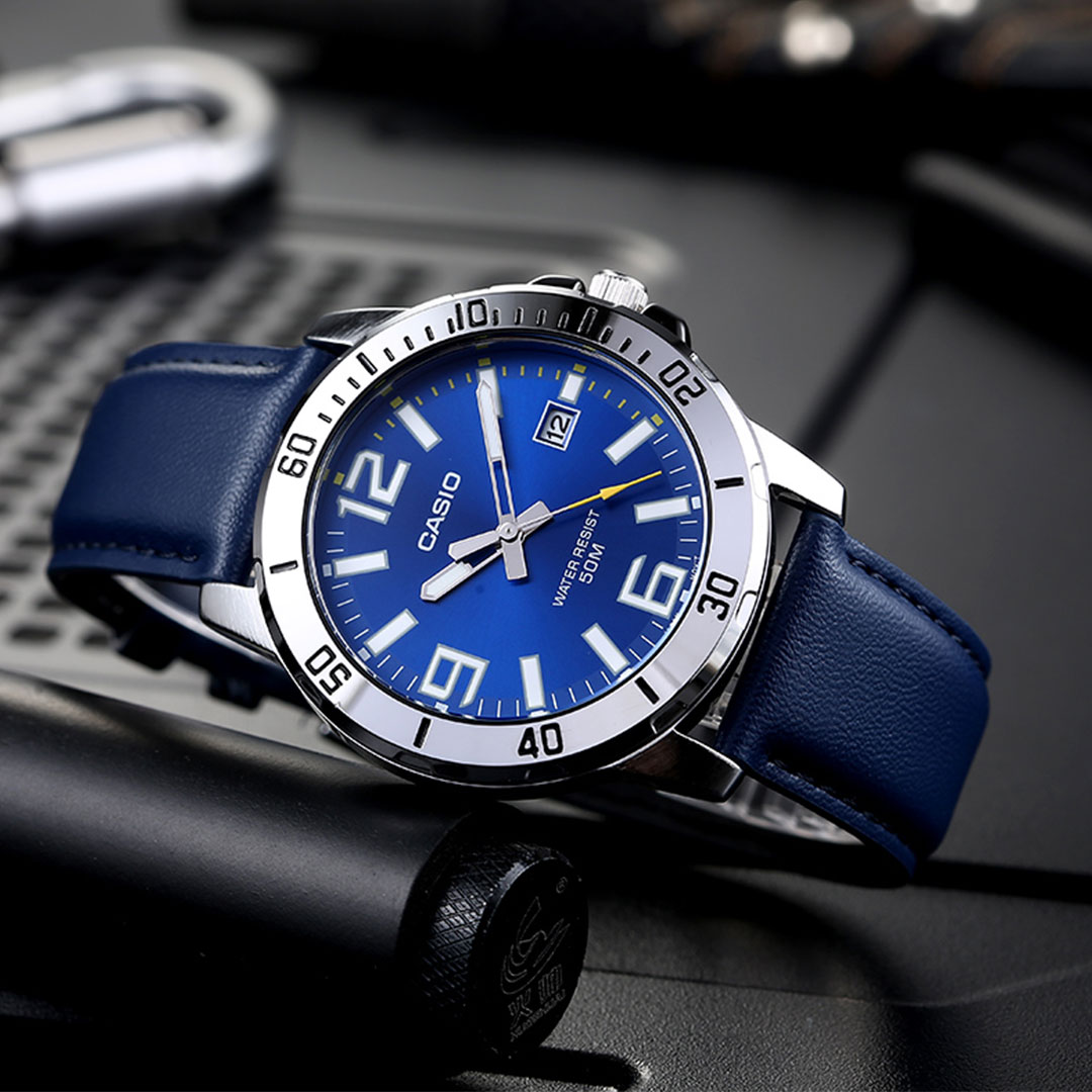 Relógio Masculino Casio Prata E Azul Analógico MTP-VD01L-2BVUDF Com Calendário Pulseira De Couro Azul
