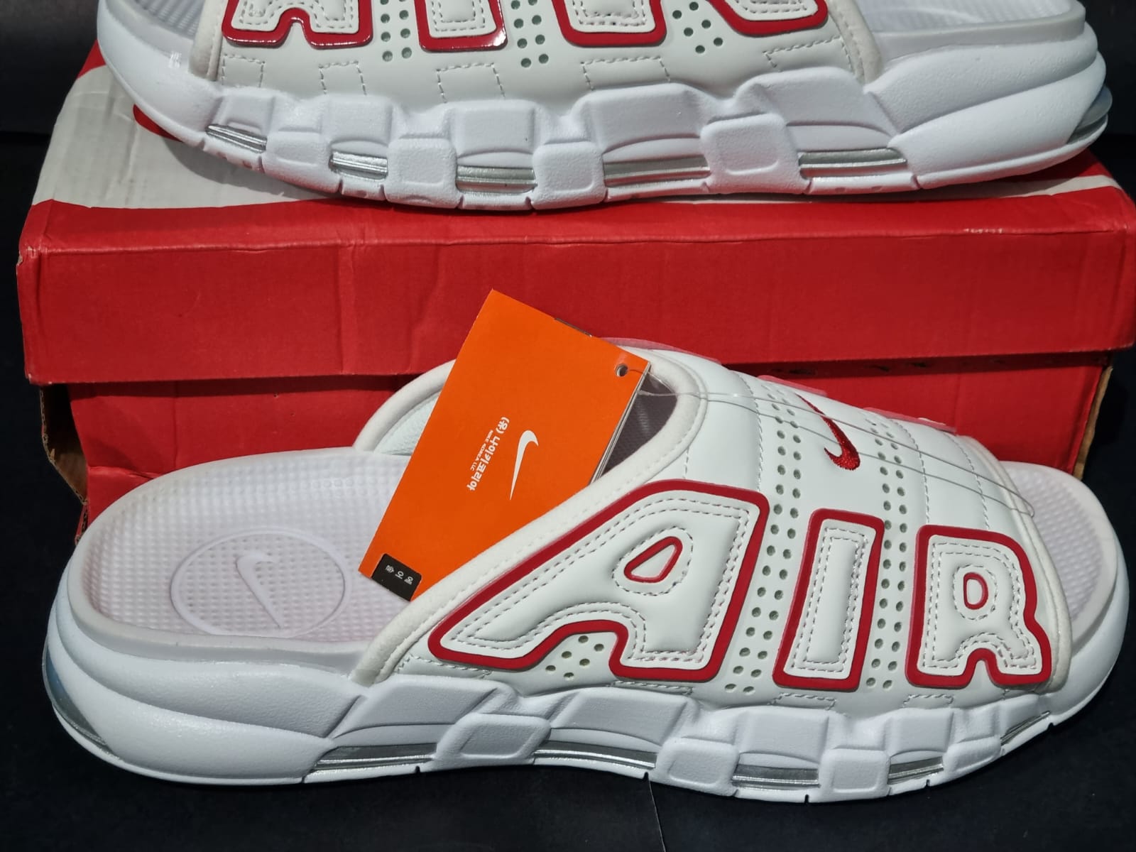 Chinelo Nike Air More Uptempo Slide White University red
