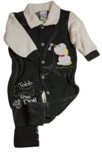 Macacão de plush para bebê menino virá pé bordado com manga branca.