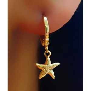 Brinco Mini Argola com Pingente Estrela do Mar com Detalhes Banhado em Ouro18k