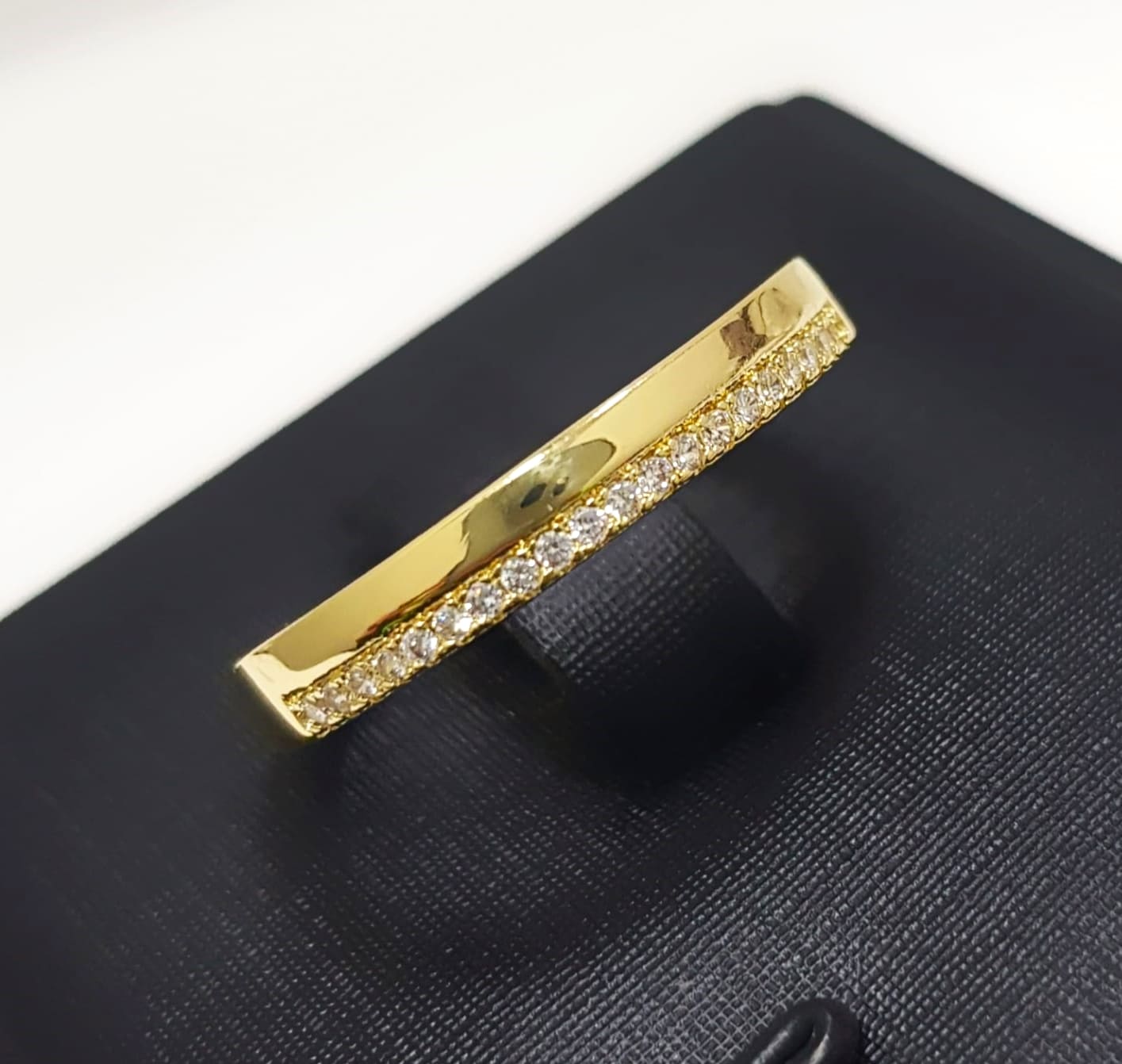 Anel Meia Aliança Liso com Micro Zircônia Cristal Banhado em Ouro18k  - Lazzuli Joias