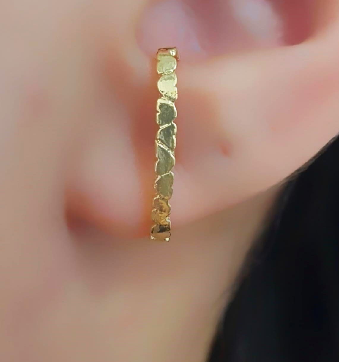 Brinco Ear Hook Corações Banhado em Ouro 18k  - Lazzuli Joias