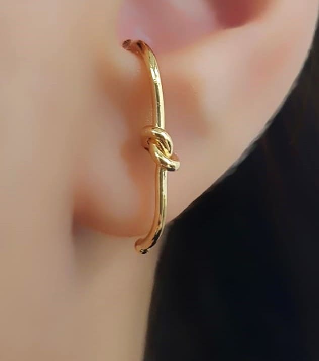 Brinco Ear Hook Nozinho Banhado em Ouro 18k  - Lazzuli Joias