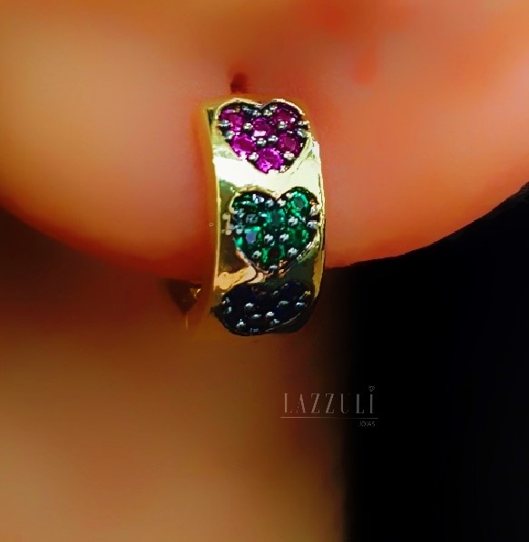 Brinco Mini Argola 0.8 cm com 3 Corações Zircônia Colorida Banhado em Ouro18k   - Lazzuli Joias