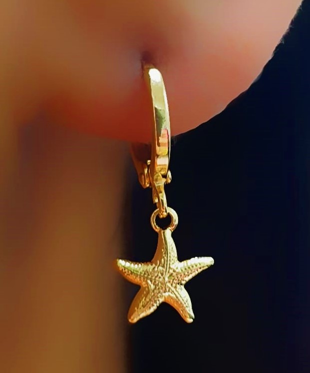 Brinco Mini Argola com Pingente Estrela do Mar com Detalhes Banhado em Ouro18k  - Lazzuli Joias