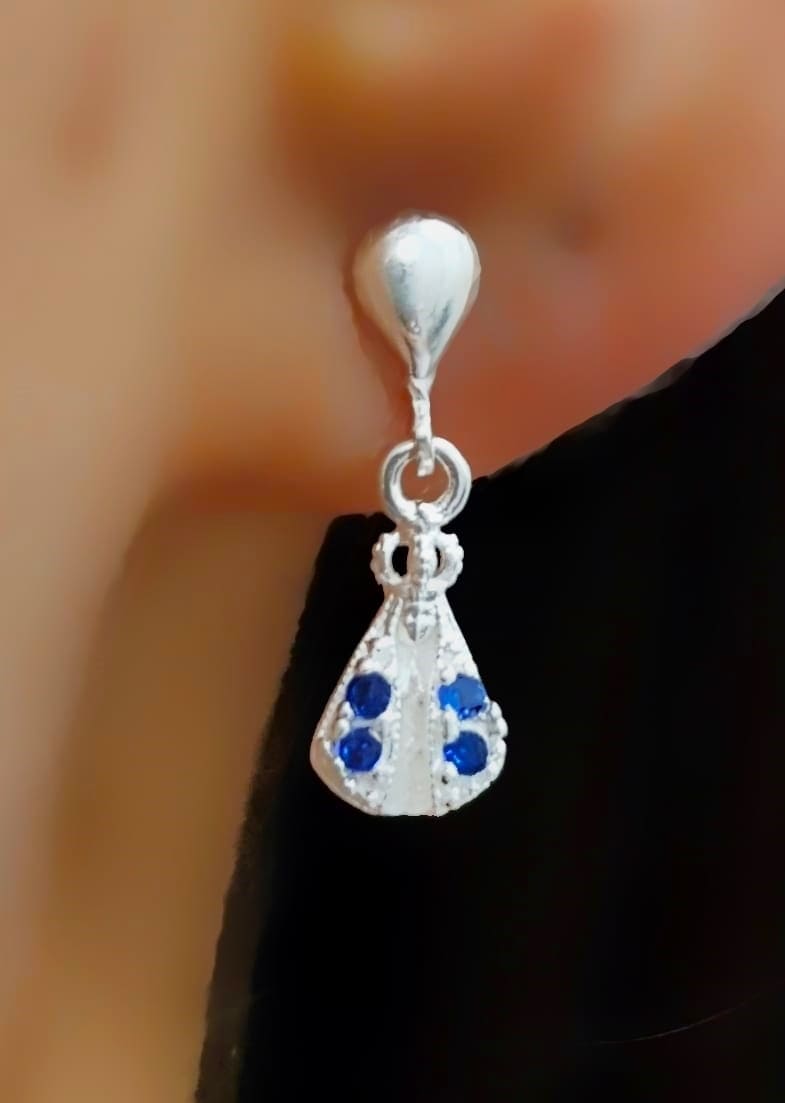Brinco Mini Pêndulo Nossa Senhora 0.7 cm com Zircônia Azul em Prata925  - Lazzuli Joias