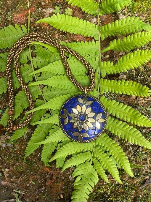 Colar Indiano com Pedras Naturais em Mosaico Azul Flor Dourada