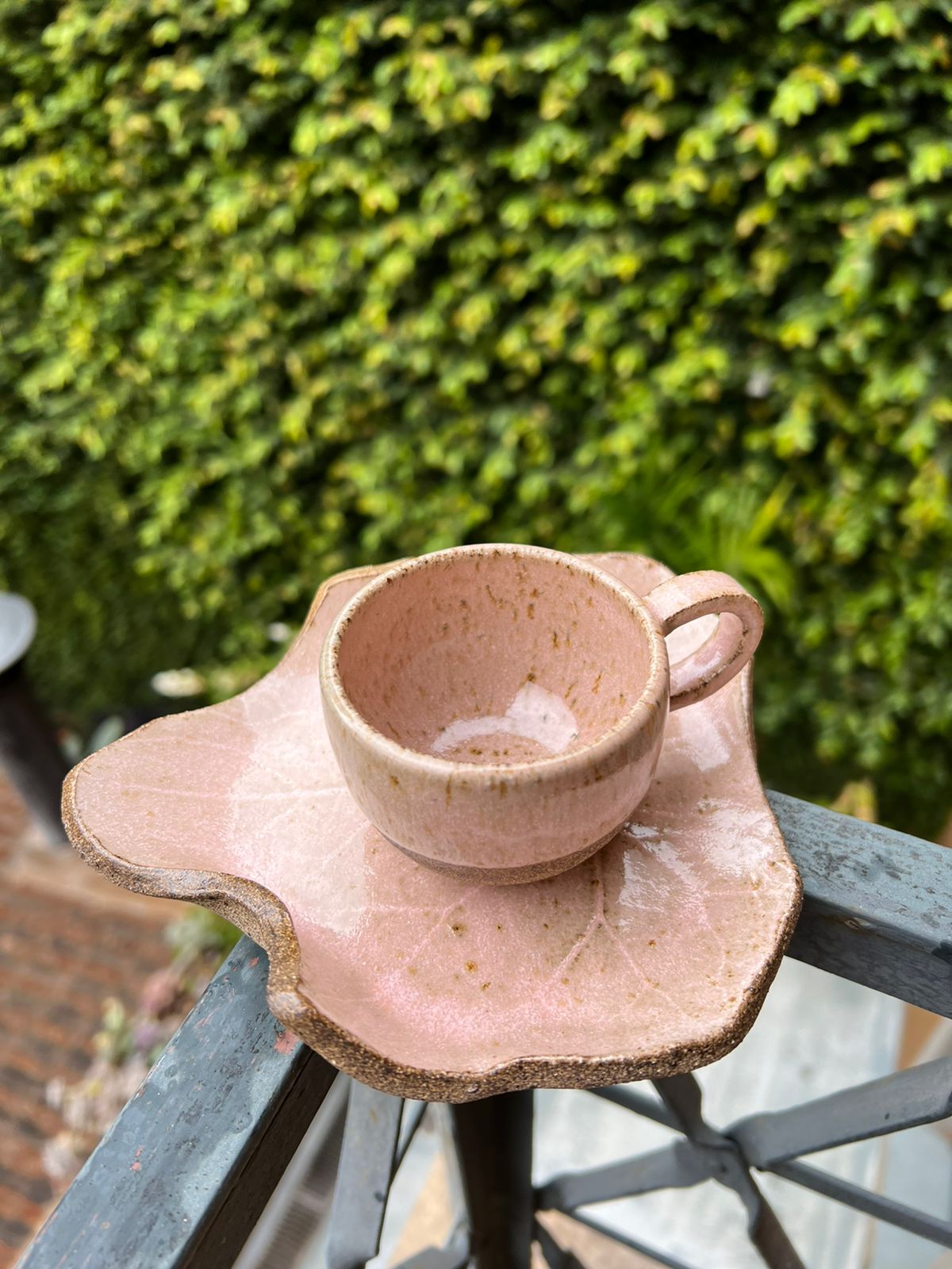 Xícara de café com pires em formato de folha