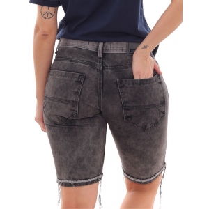 Bermuda Feminina Oversized Jeans Preto Estonado com Rasgo e Barra Virada Desfiada