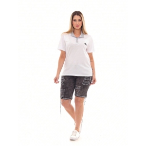 KIT Feminino 02 Peças- Camisa Polo Branca Estampa Sortida e Bermuda Jeans Preto Estonado com Barra Virada Desfiada