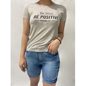 KIT Feminino- Camiseta Cinza Claro com Estampa Sortida e Bermuda Jeans Claro Lazúli Meia Coxa