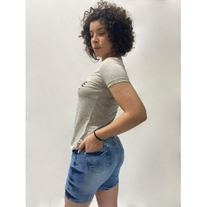 KIT Feminino- Camiseta Cinza Claro com Estampa Sortida e Bermuda Jeans Claro Lazúli Meia Coxa