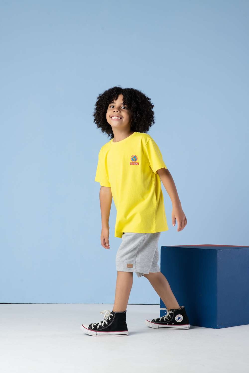 T-shirt Infantil Com bordado e estampa nas costas