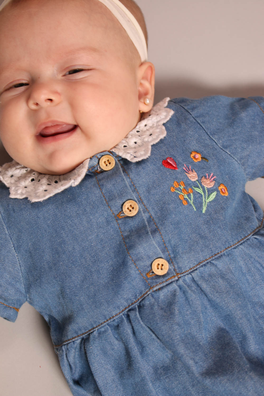 Vestido bebê jeans com bordado