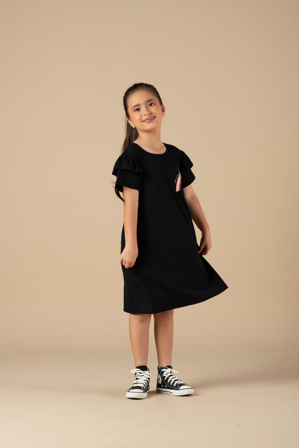 Vestido infantil preto canelado com aplicação de estrela no peito - Lápis de Cor - Moda Infantil