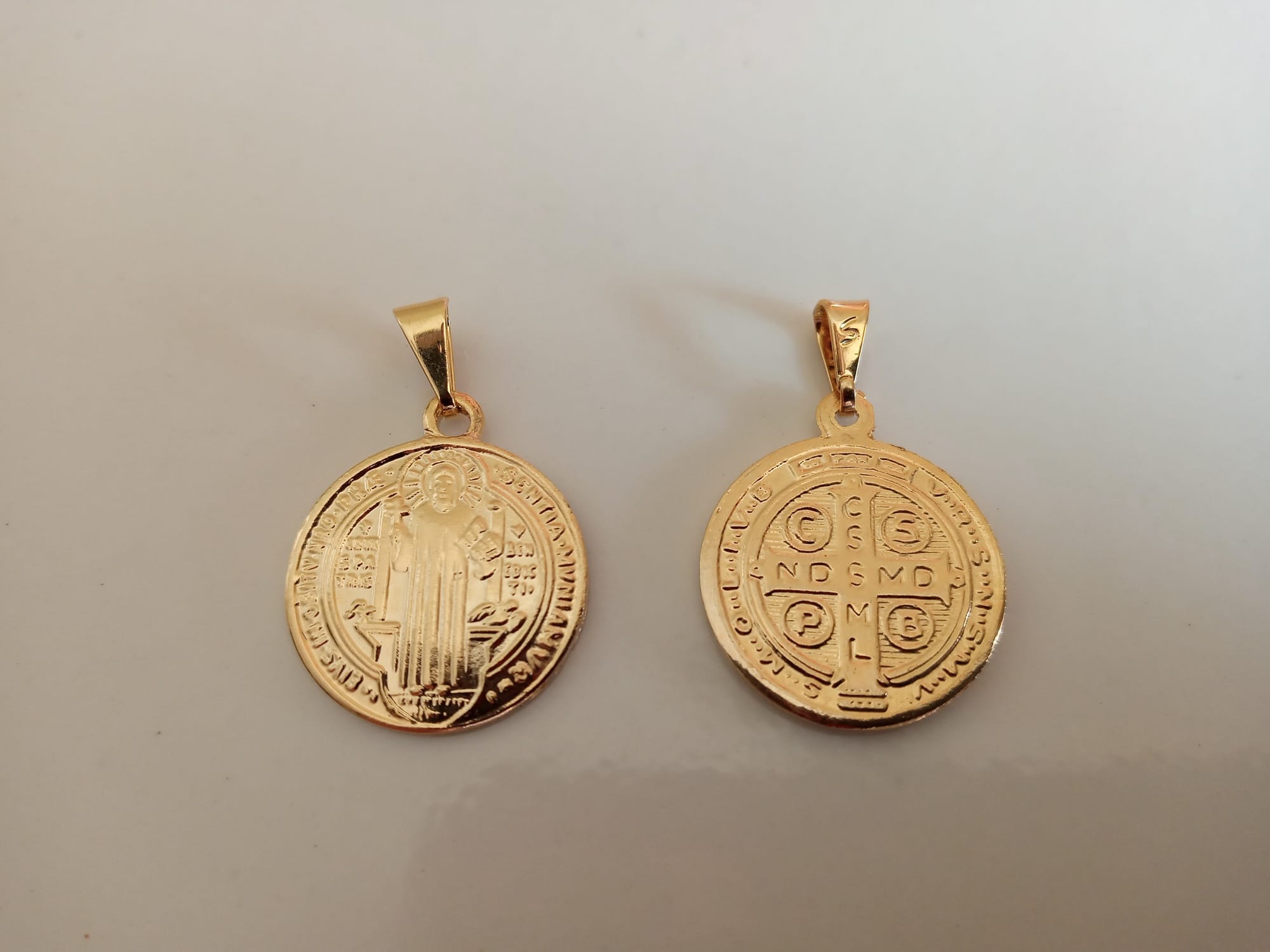 Medalha de São Bento - pequena dourada