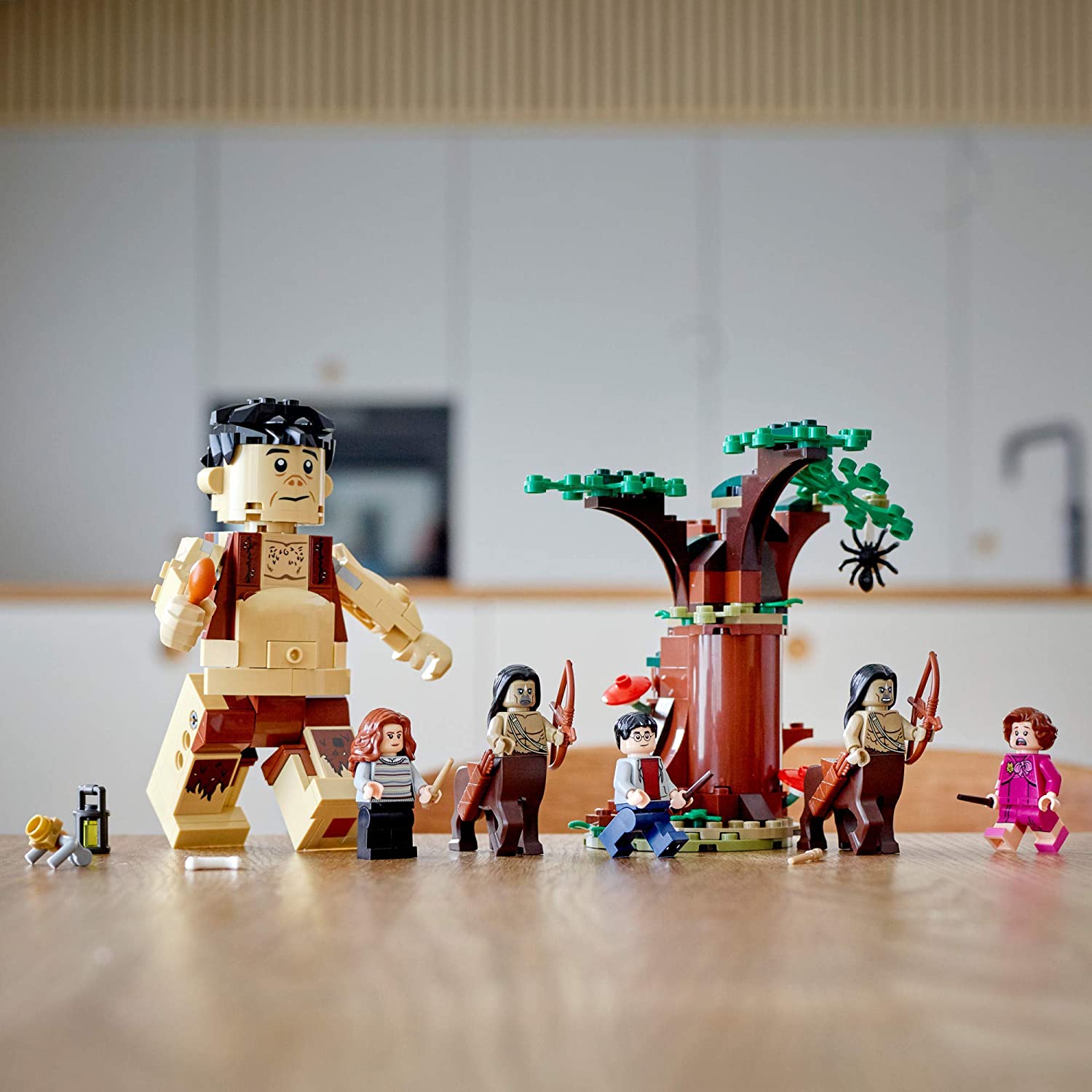 Lego Harry Potter 75967 - A Floresta Proibida: O Encontro de Grope e Umbridge - Foto 2