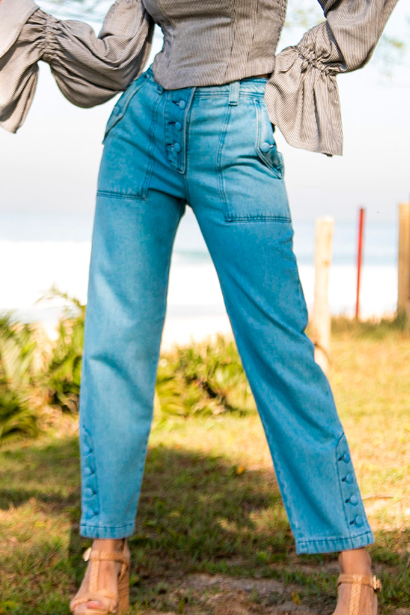 Calça Mom botões revestidos Jeans  - Santíssima Vestimenta