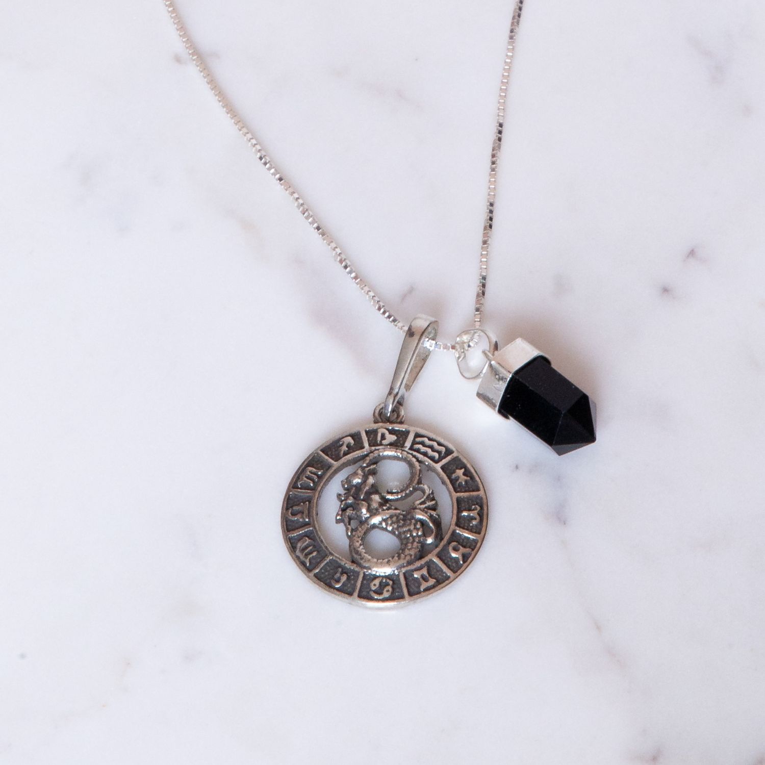 Pedra do signo de Capricórnio: colar com pingente de ônix + medalhinha