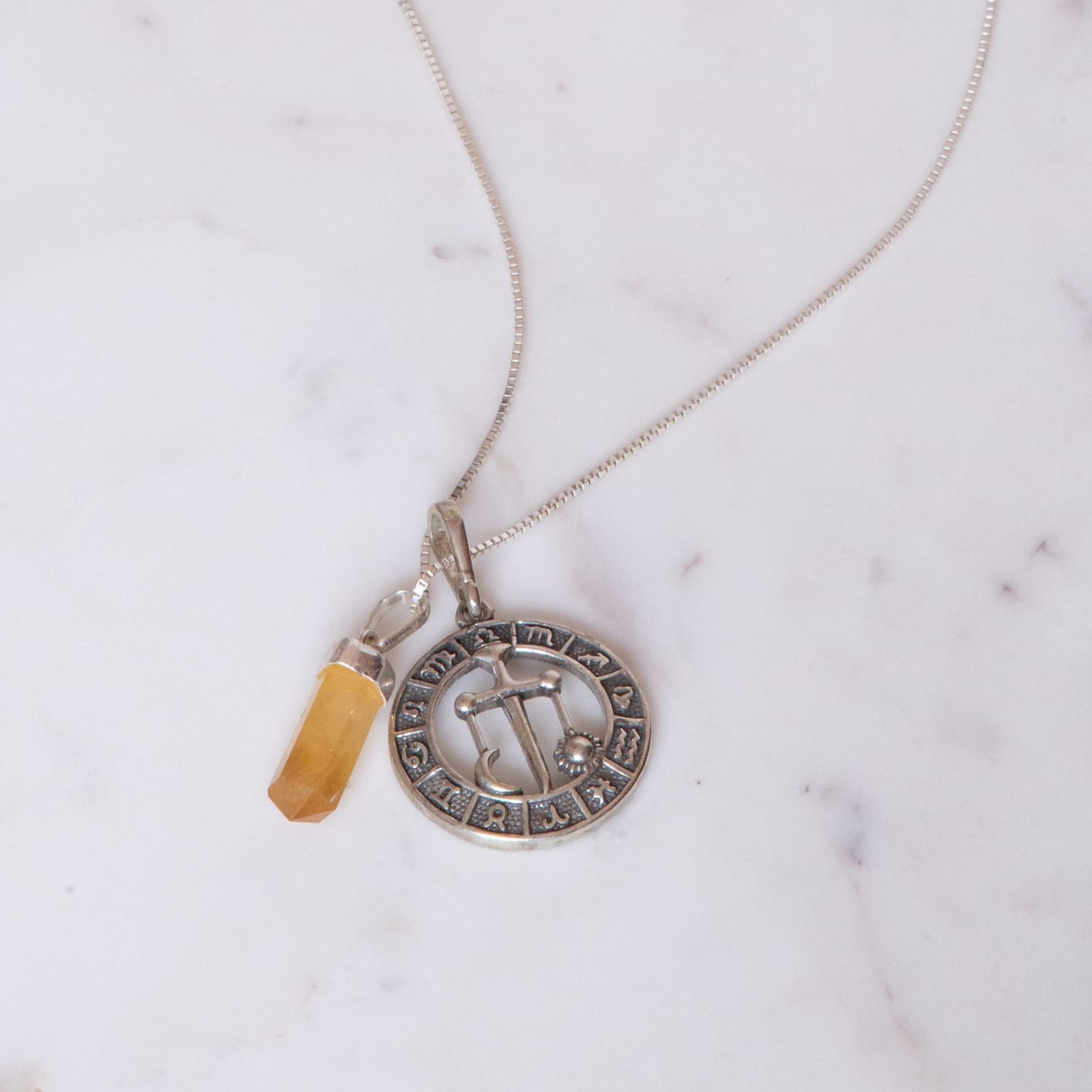 Pedra do signo de Libra: colar com pingente de citrino + medalhinha