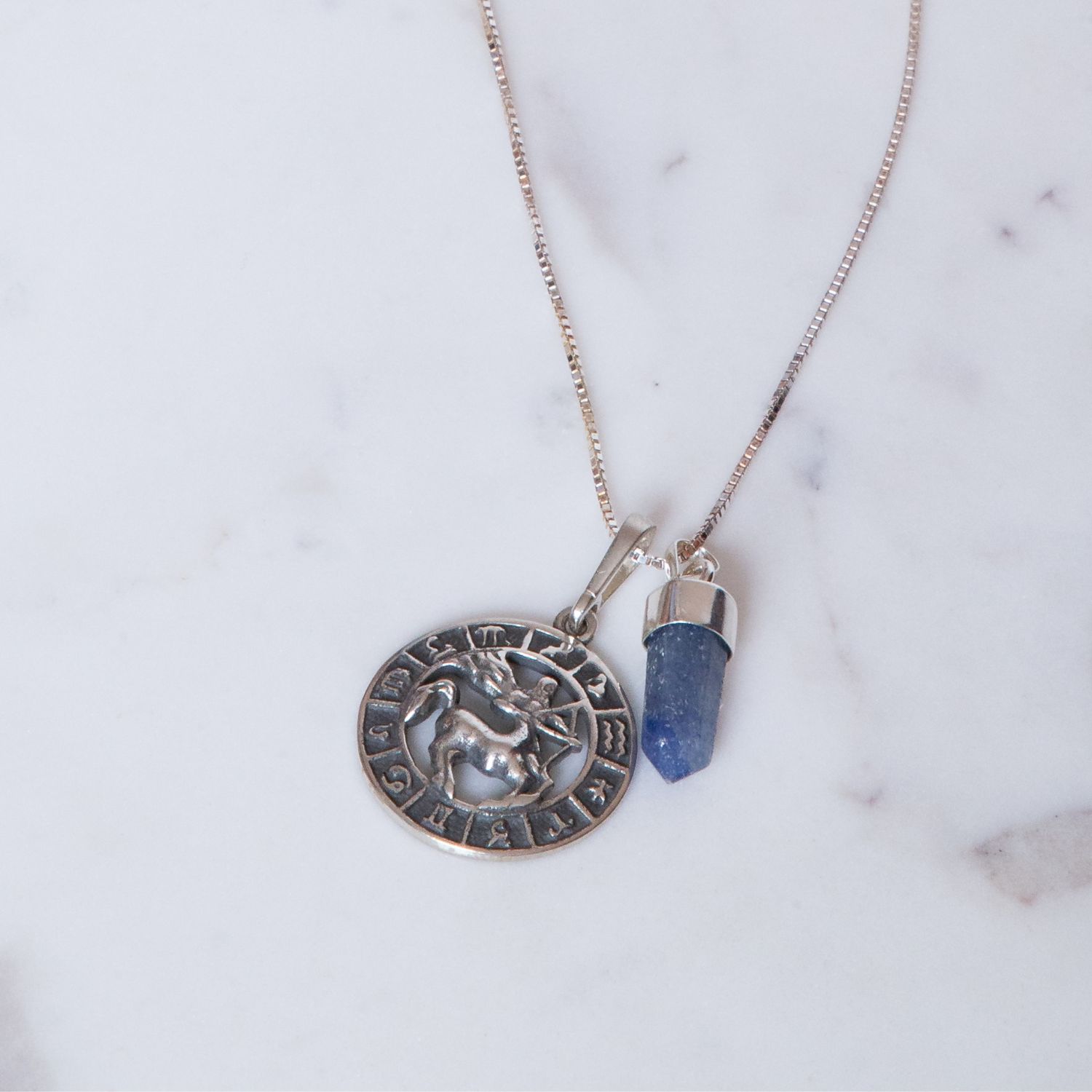 Pedra do signo de Sagitário: colar com pingente de quartzo azul + medalhinha